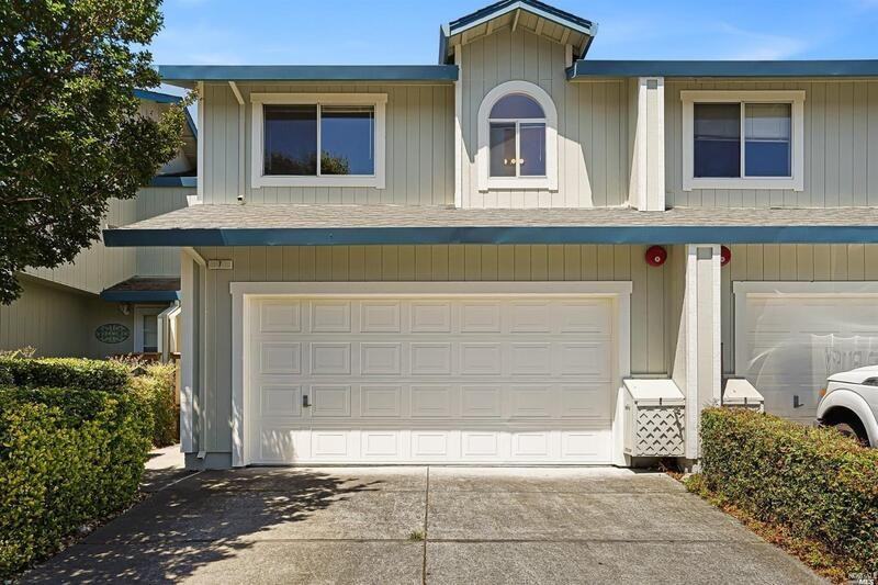 7 Meridian Cir - Photo 2 of 31