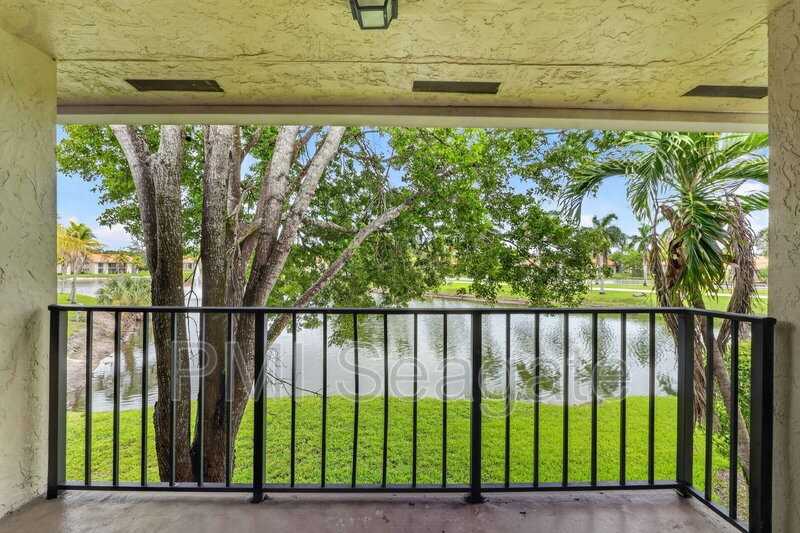 1543 Lake Crystal Dr #G - Photo 3 of 28