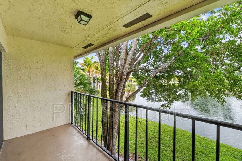 1543 Lake Crystal Dr #G - Photo 4 of 28