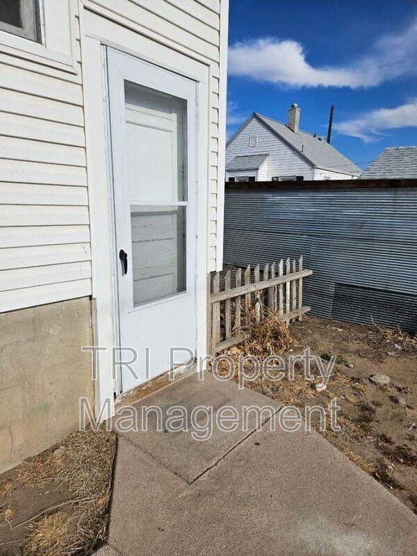 2204 1/2 9th St - Photo 3 of 15