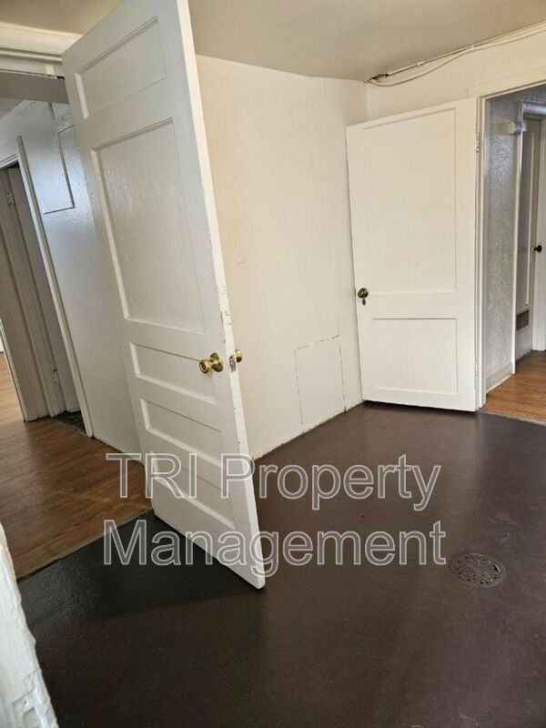 2204 1/2 9th St - Photo 5 of 15
