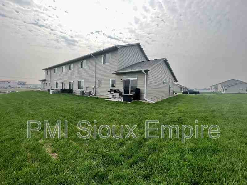 5510 E Lebridge St - Photo 2 of 14