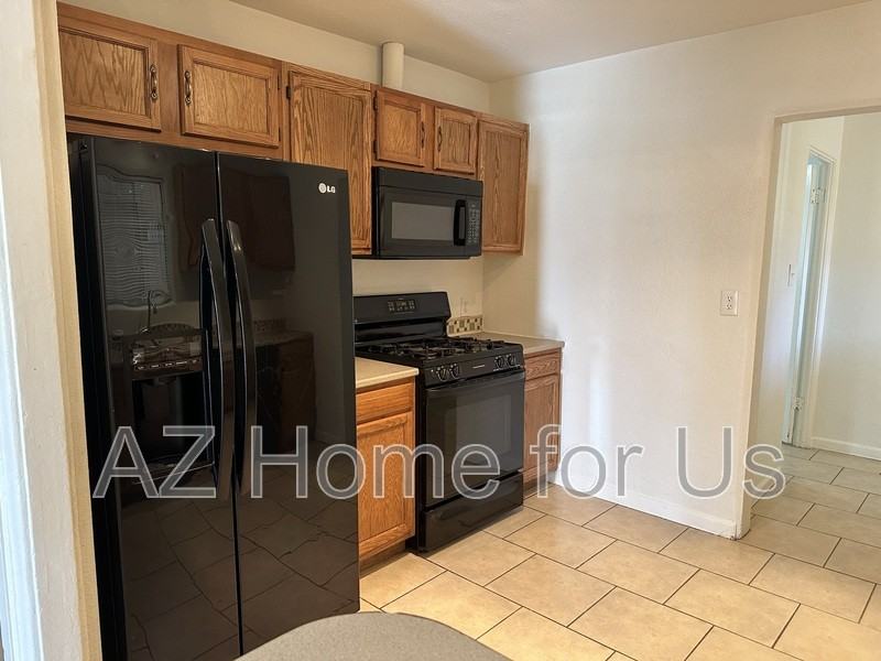 2037 N 21st Pl - Photo 5 of 10