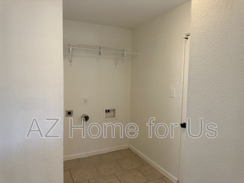 2037 N 21st Pl - Photo 6 of 10