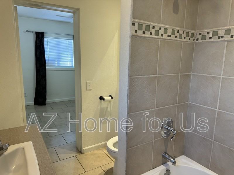 2037 N 21st Pl - Photo 7 of 10