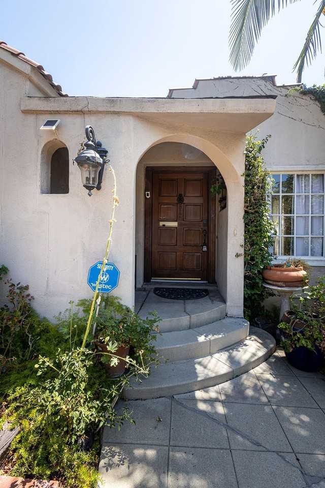 812 N June St - Photo 5 of 50