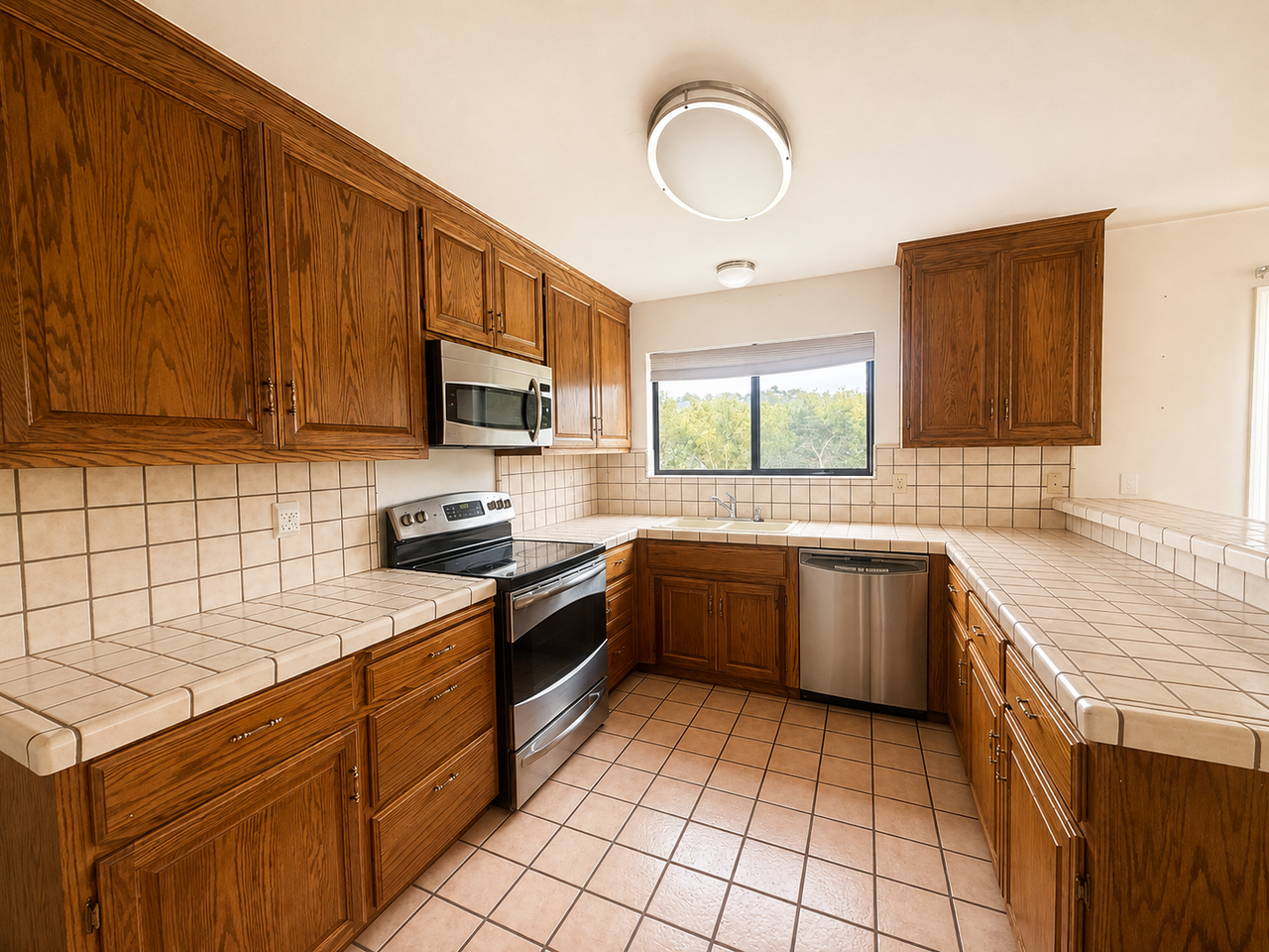 13810 Hutchings Ct - Photo 2 of 10