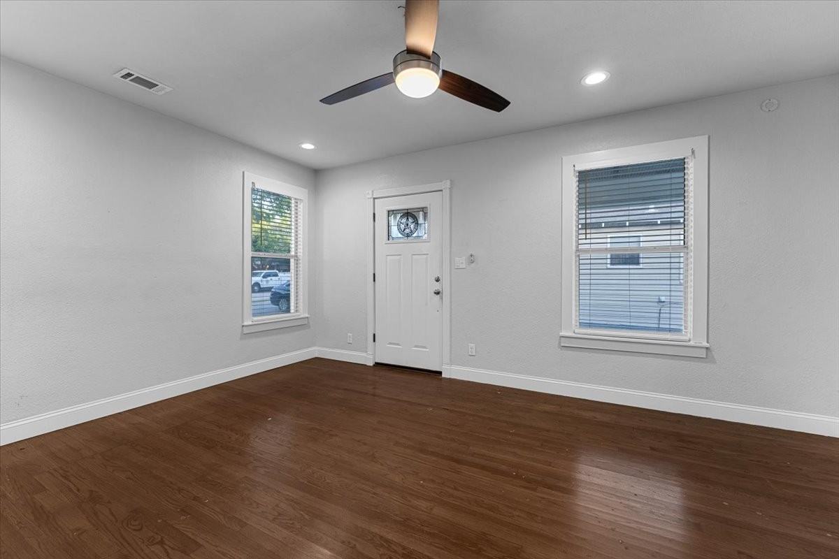 1119 Clinton St - Photo 2 of 39