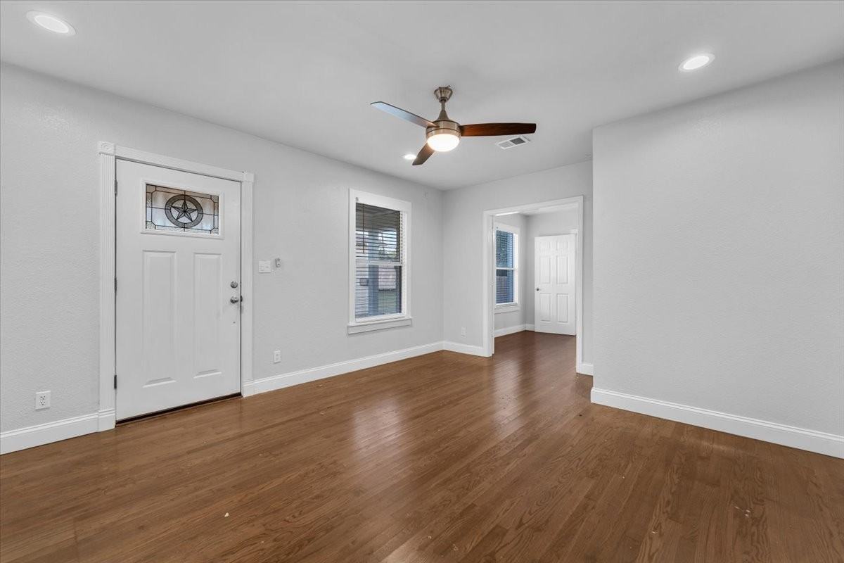 1119 Clinton St - Photo 4 of 39
