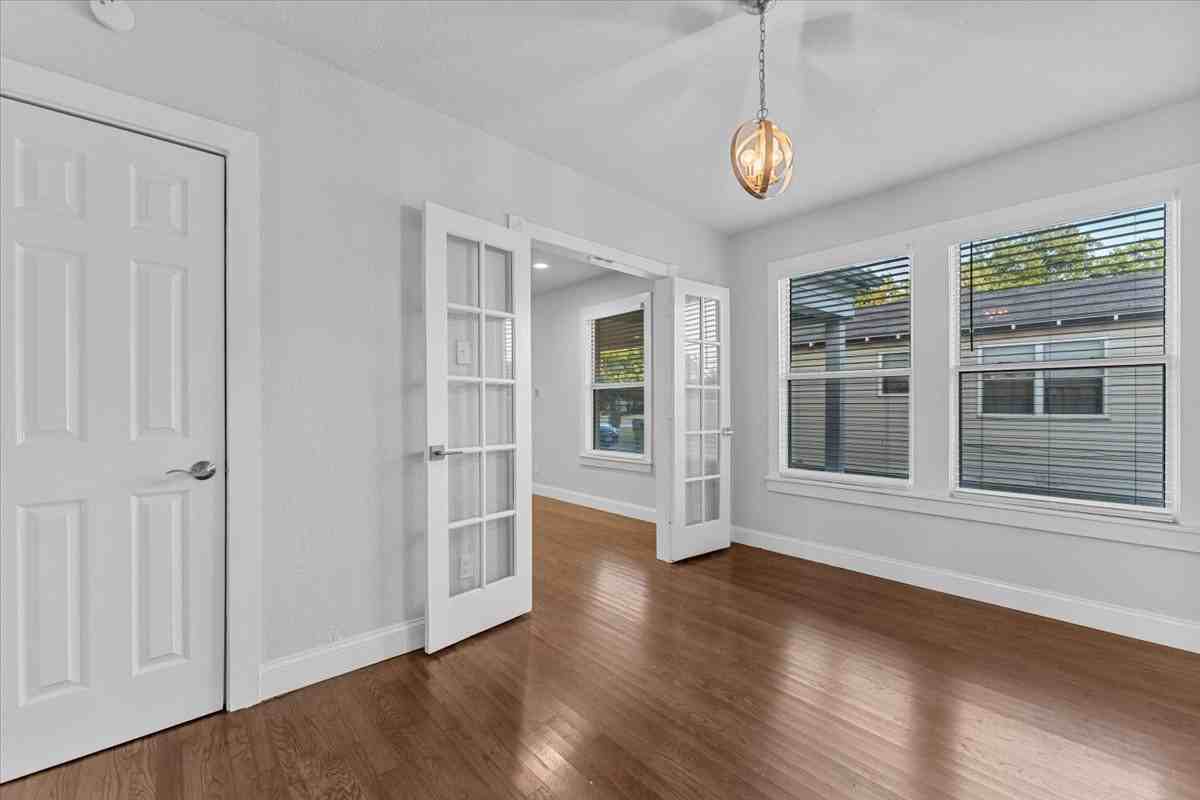 1119 Clinton St - Photo 5 of 39
