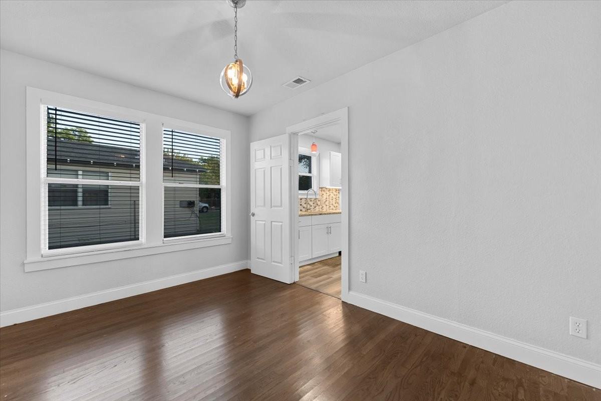 1119 Clinton St - Photo 7 of 39