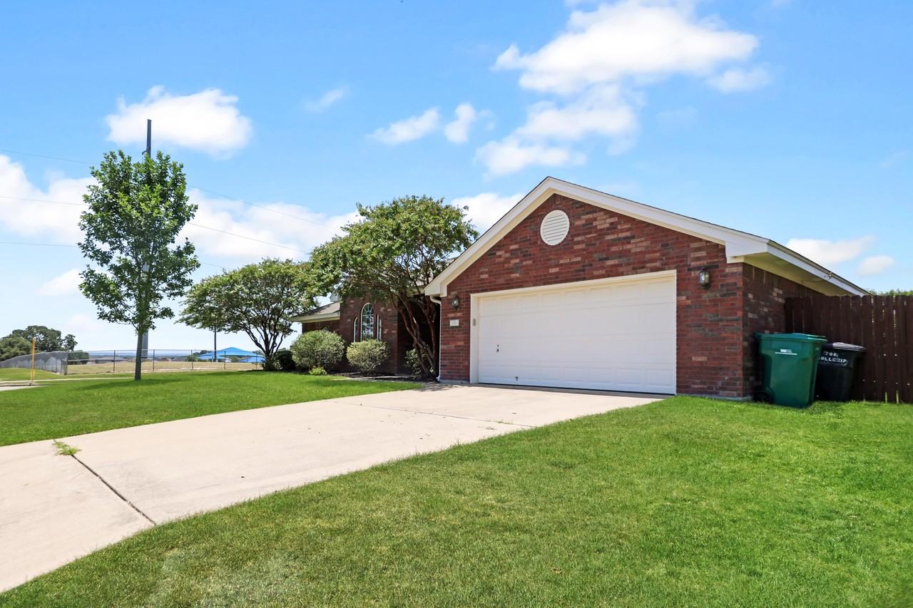 708 Bullwhip Cir - Photo 2 of 29