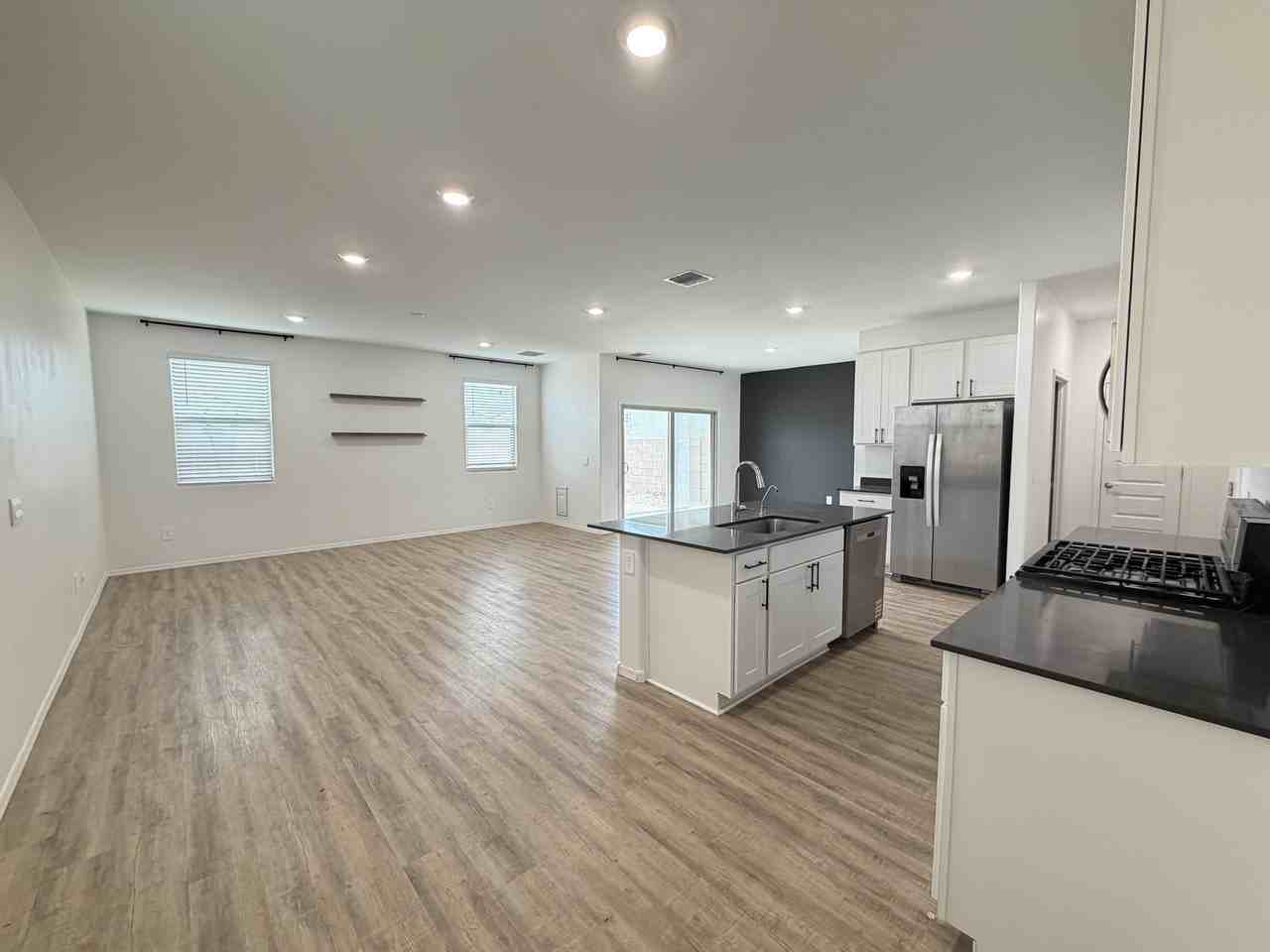 10442 W Guildford Ln - Photo 2 of 24