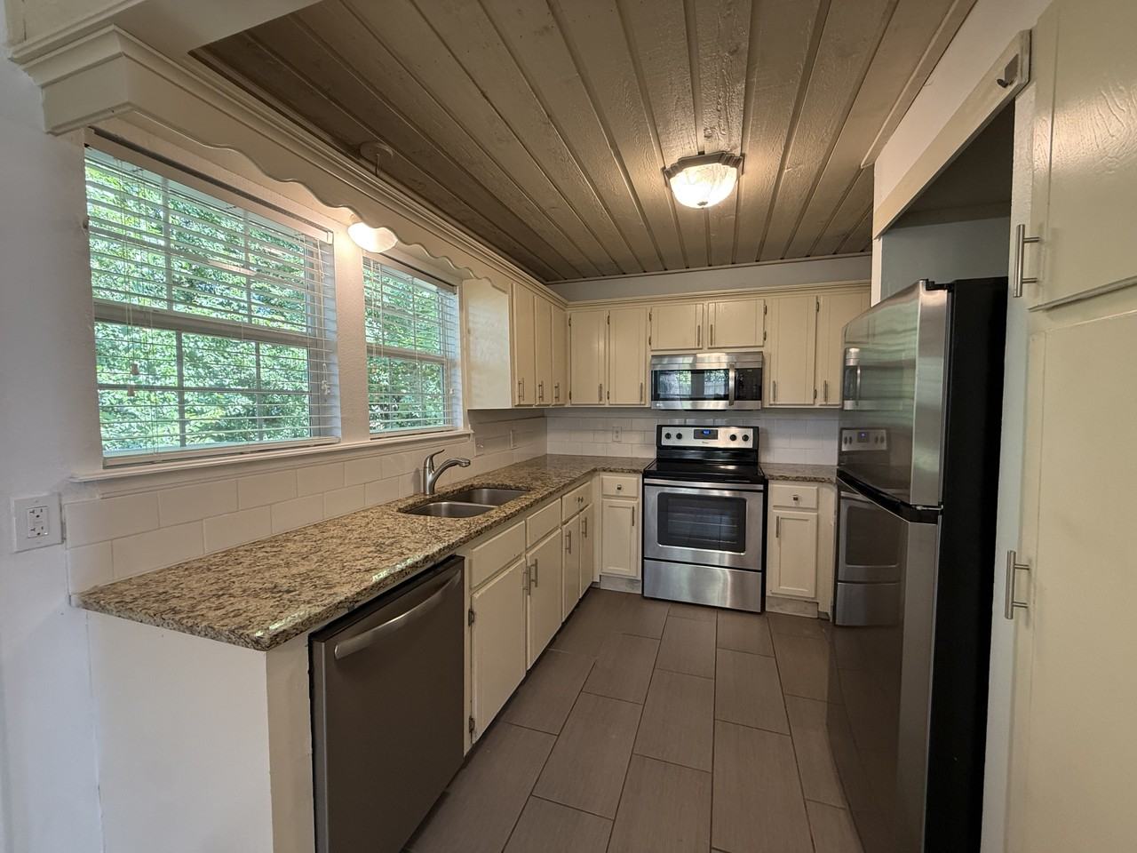 5117 S Lions Ave - Photo 6 of 18
