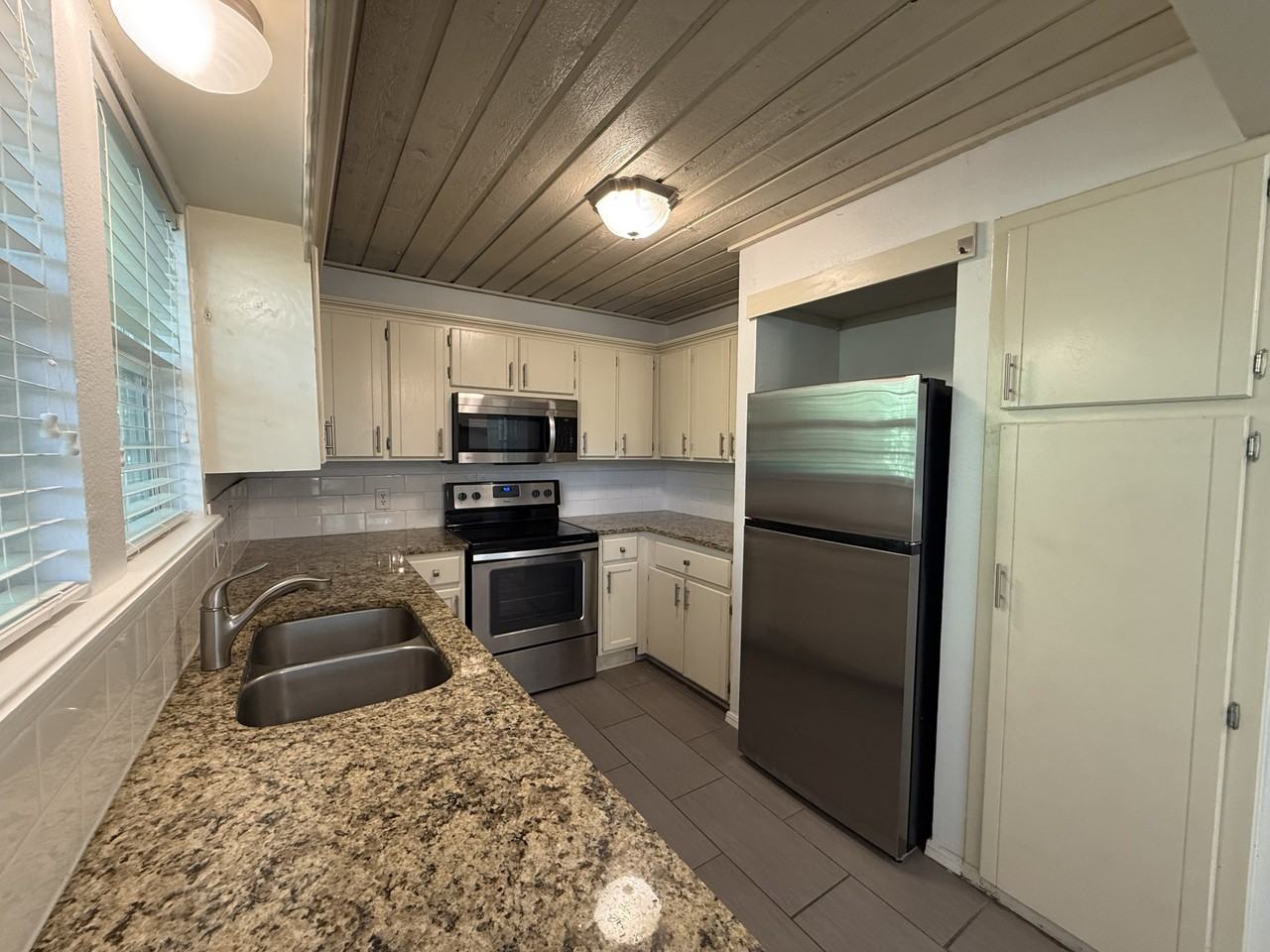 5117 S Lions Ave - Photo 7 of 18