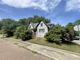 featured image of 909 S Mclean Blvd