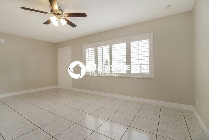 215 Lochmond Dr - Photo 3 of 16
