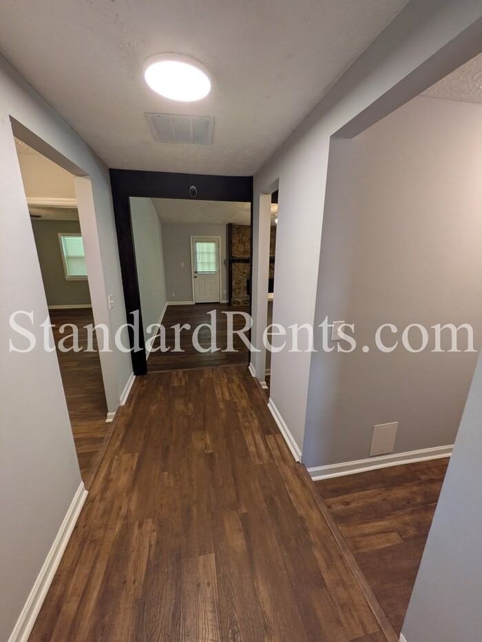 8121 Winewood Way - Photo 3 of 20