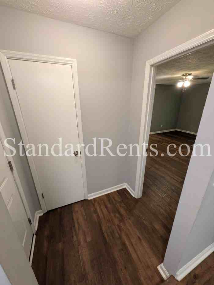 8121 Winewood Way - Photo 4 of 20