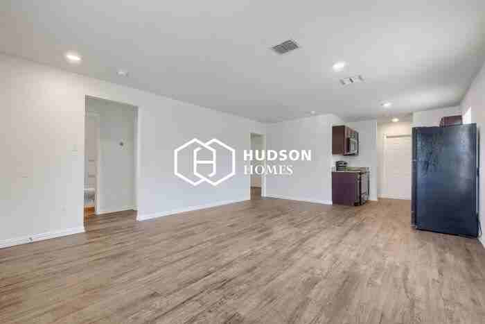334 Glenbrook - Photo 4 of 14