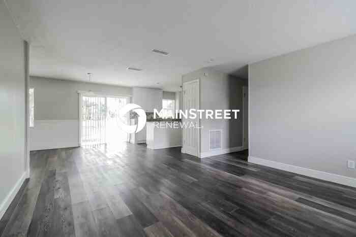 1117 Swan St - Photo 3 of 15