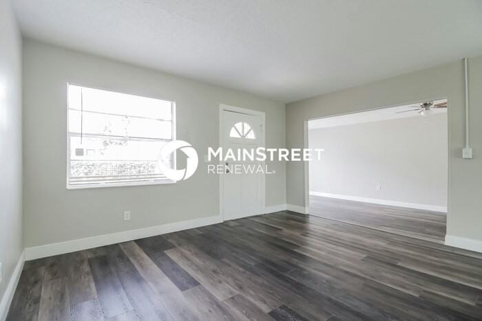 1117 Swan St - Photo 4 of 15