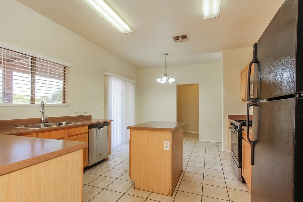 16236 W Lilac St - Photo 5 of 17