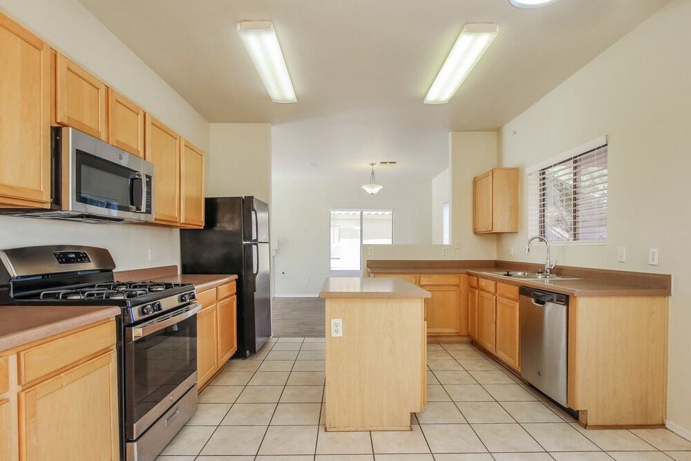 16236 W Lilac St - Photo 6 of 17