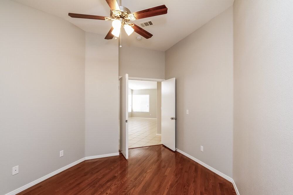 5560 Merriweather Dr - Photo 6 of 14