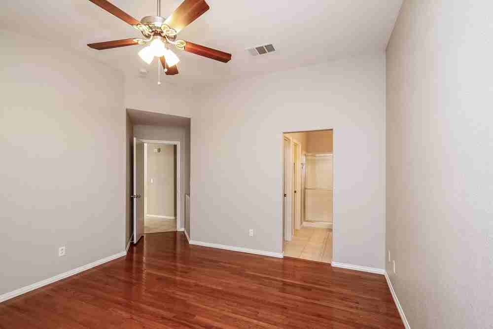 5560 Merriweather Dr - Photo 7 of 14