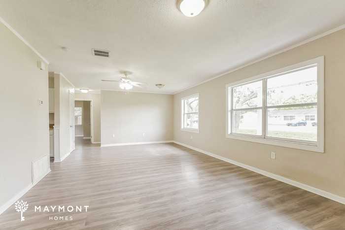 705 Maple Ave - Photo 4 of 15