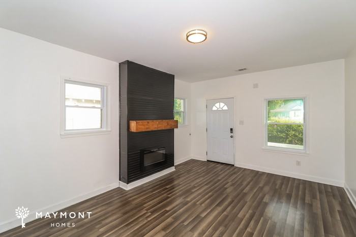 1592 Southern Ave - Photo 4 of 15