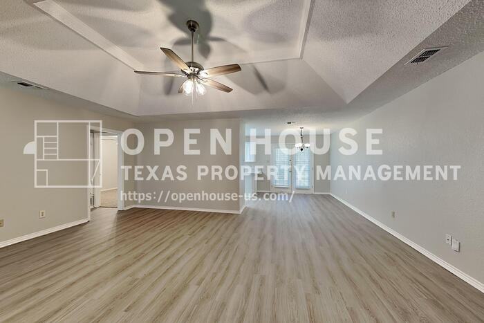 6117 Courtside Dr - Photo 5 of 20