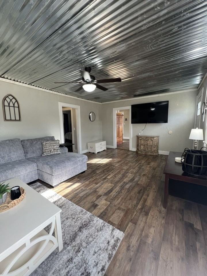 705 S Main St - Photo 2 of 4
