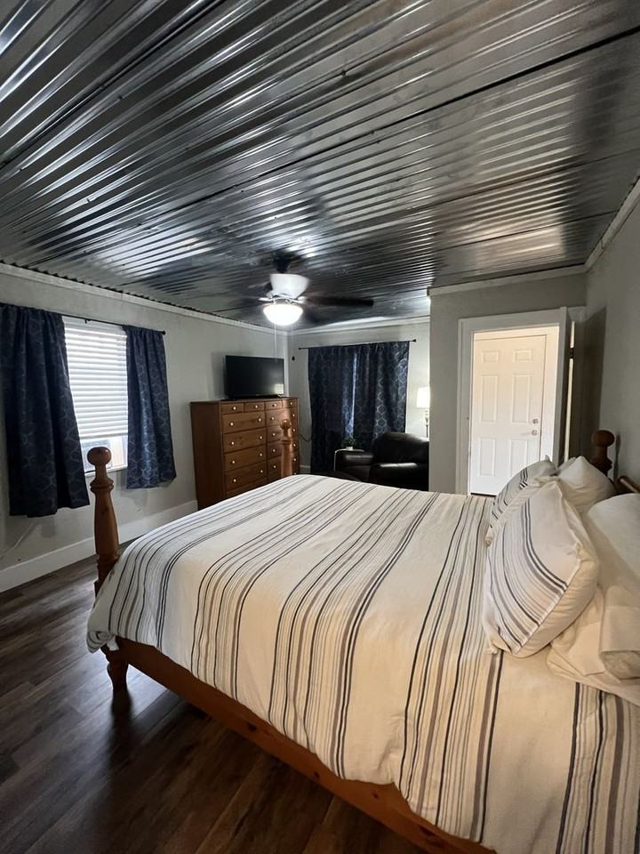 705 S Main St - Photo 3 of 4