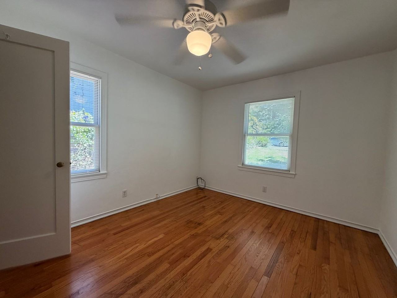 6039 Van Alstine Ave - Photo 2 of 31