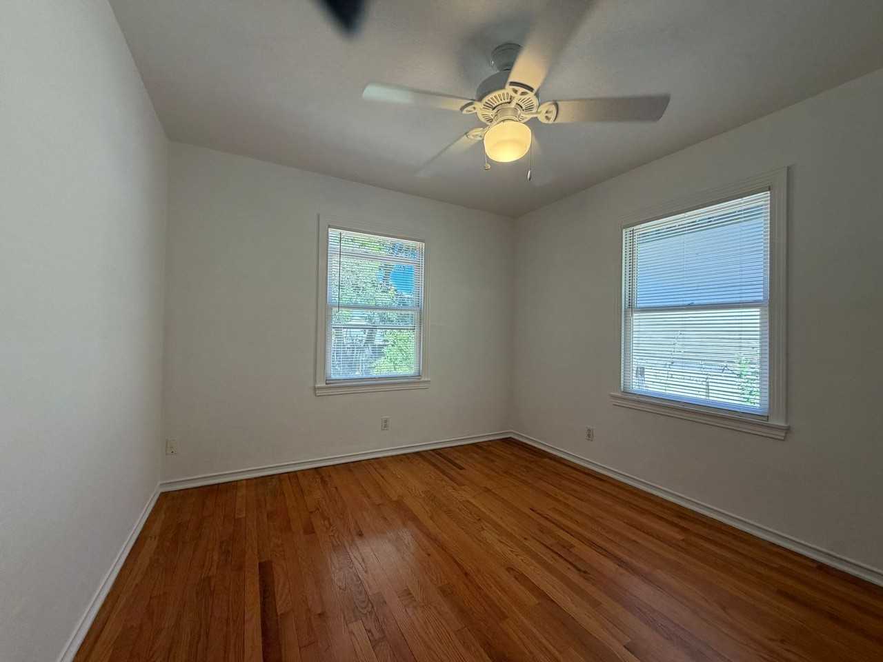 6039 Van Alstine Ave - Photo 5 of 31