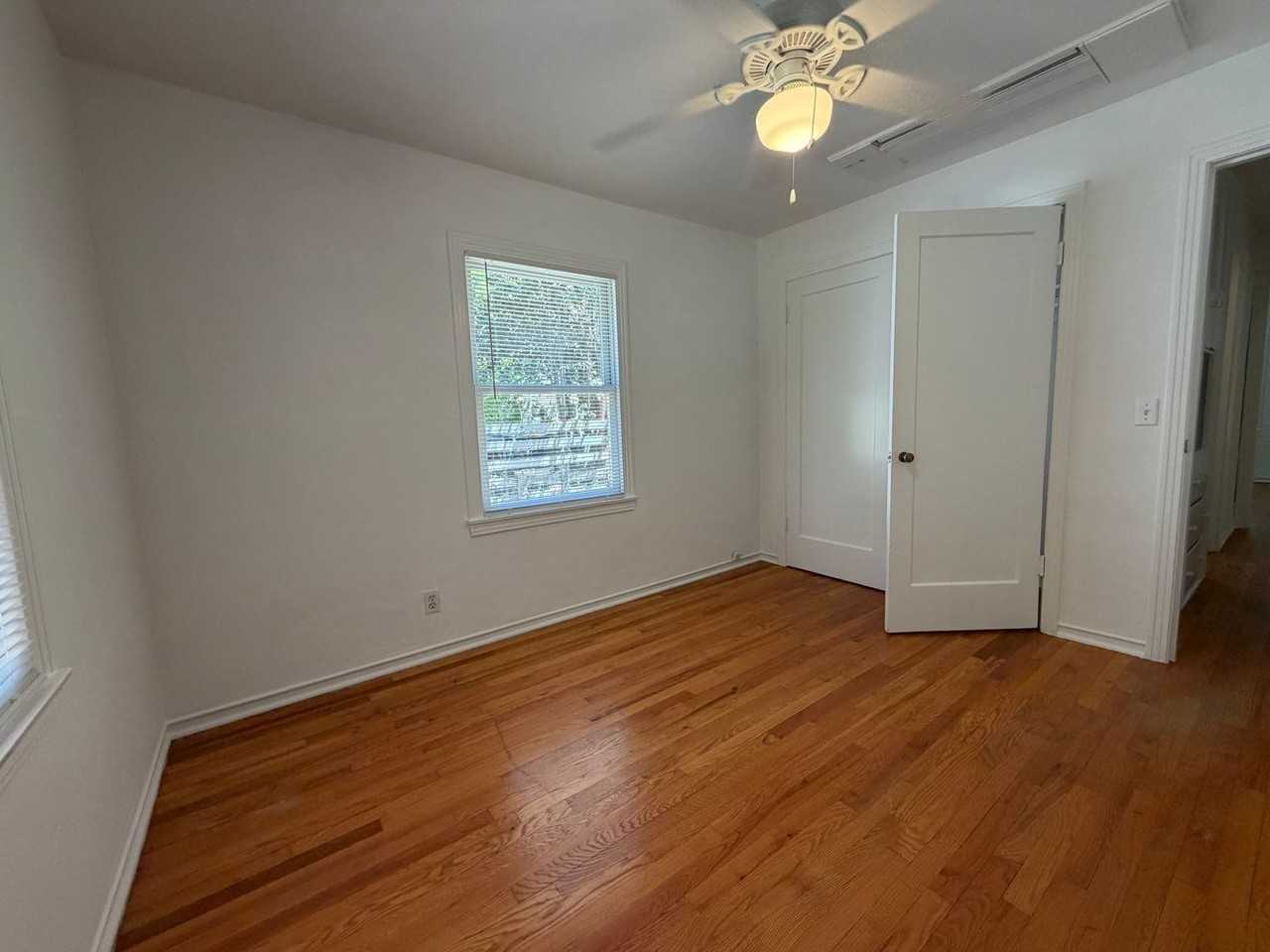 6039 Van Alstine Ave - Photo 6 of 31