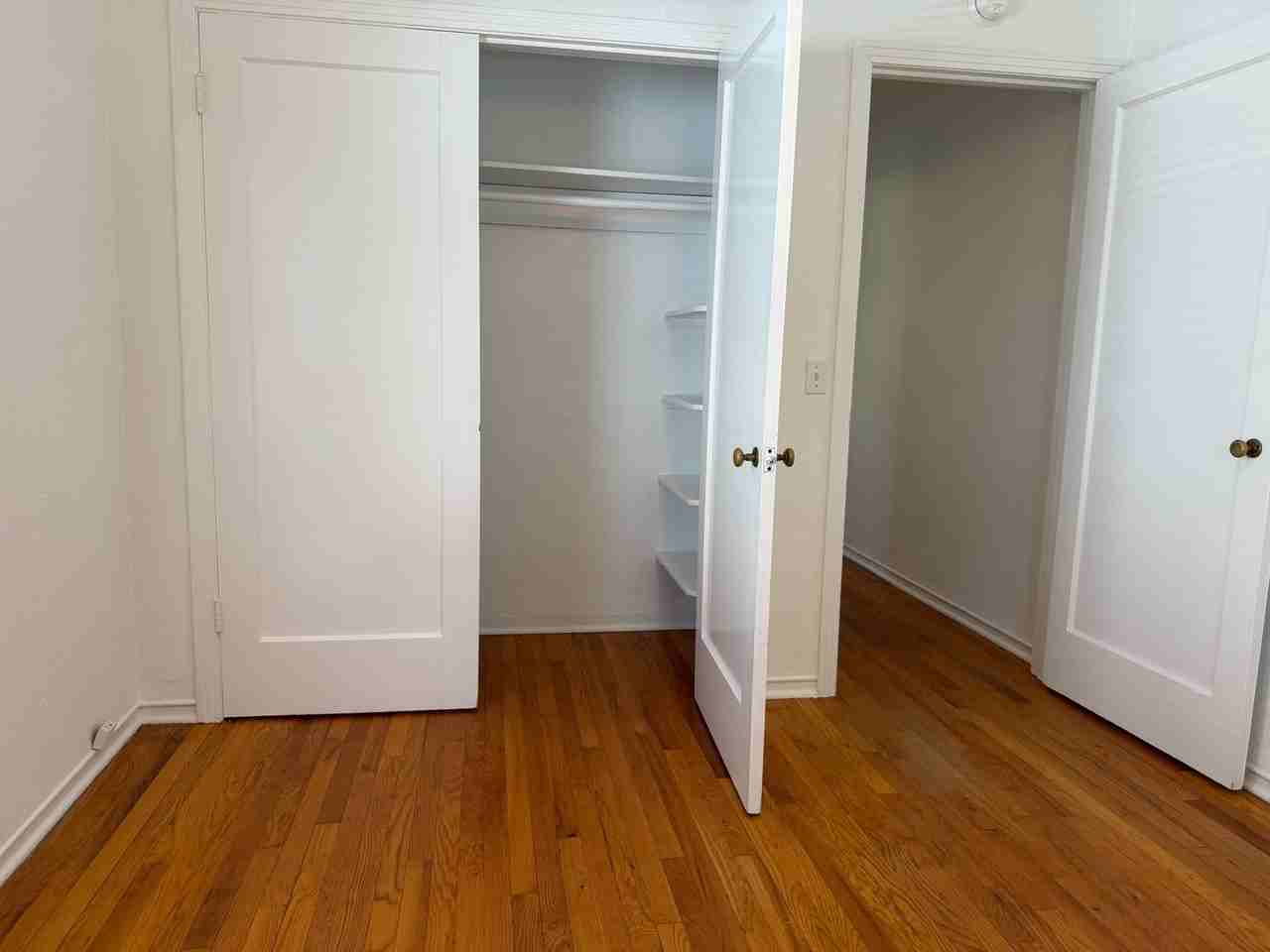 6039 Van Alstine Ave - Photo 7 of 31