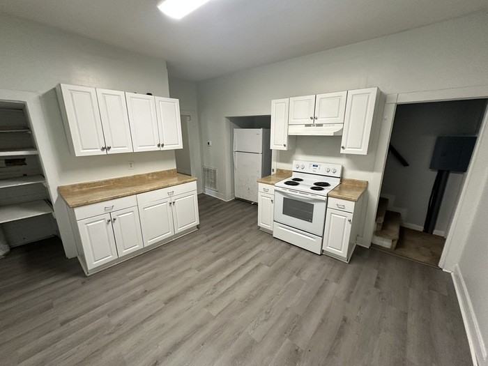 324 Hudson St - Photo 2 of 7