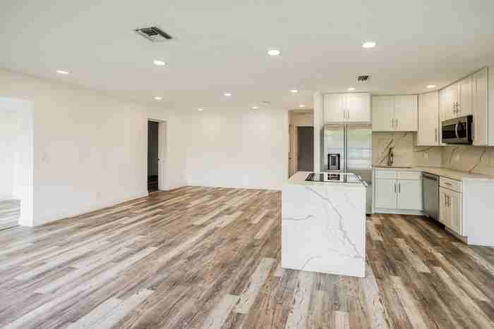 730 Nw 18th St - Photo 4 of 20