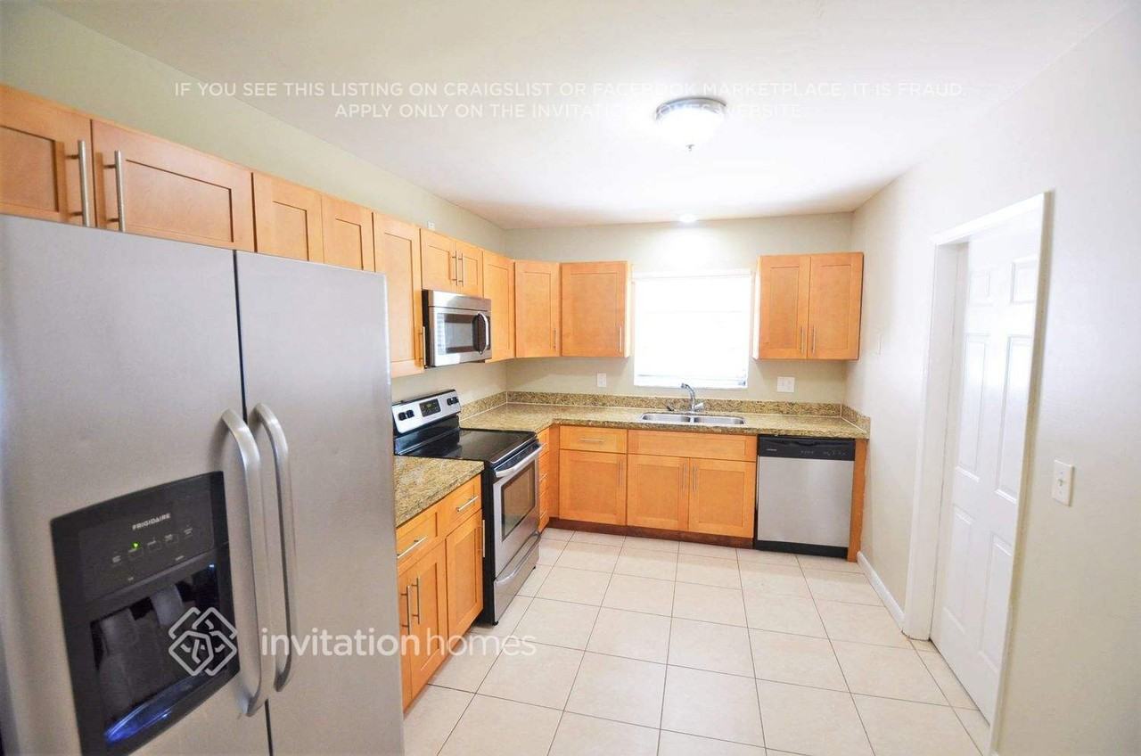 458 Ne 38th St - Photo 6 of 19