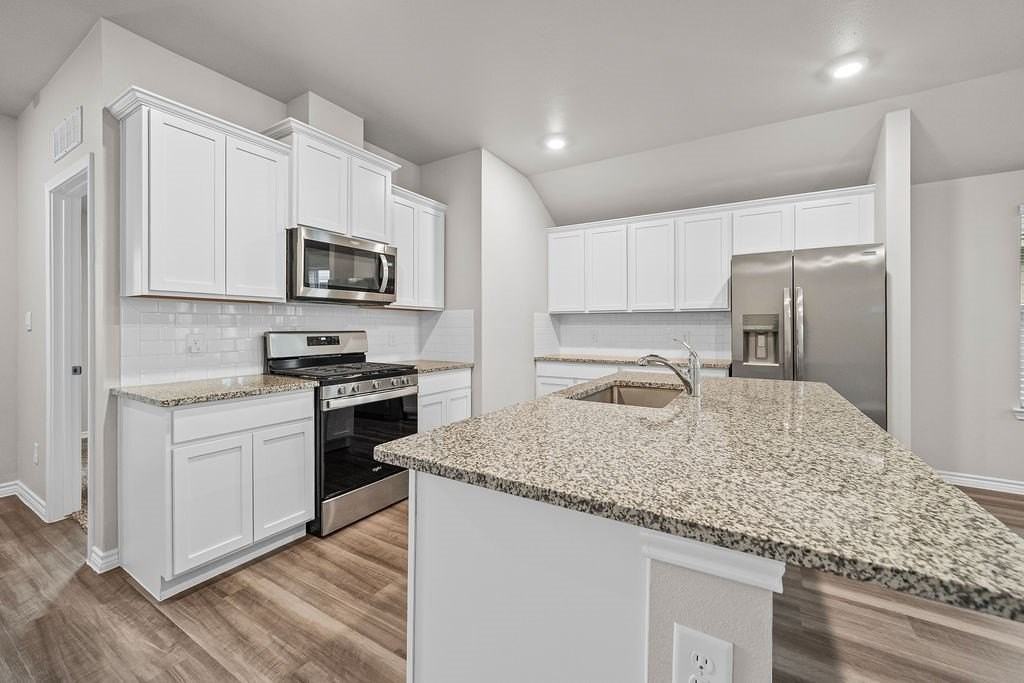 1126 Breebry Dr - Photo 4 of 38