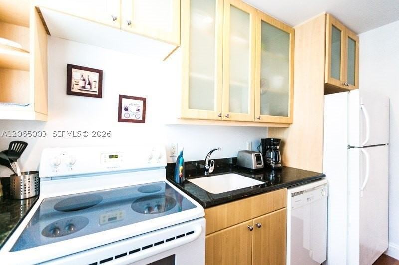 420 15th St #306 - Photo 6 of 10