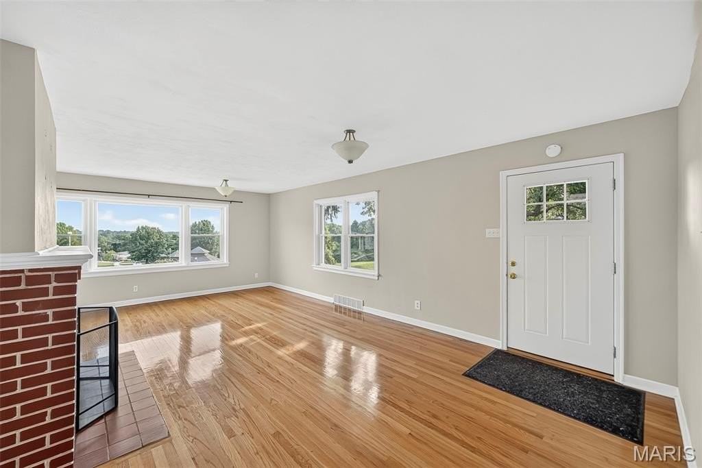 105 N Elm St - Photo 4 of 30