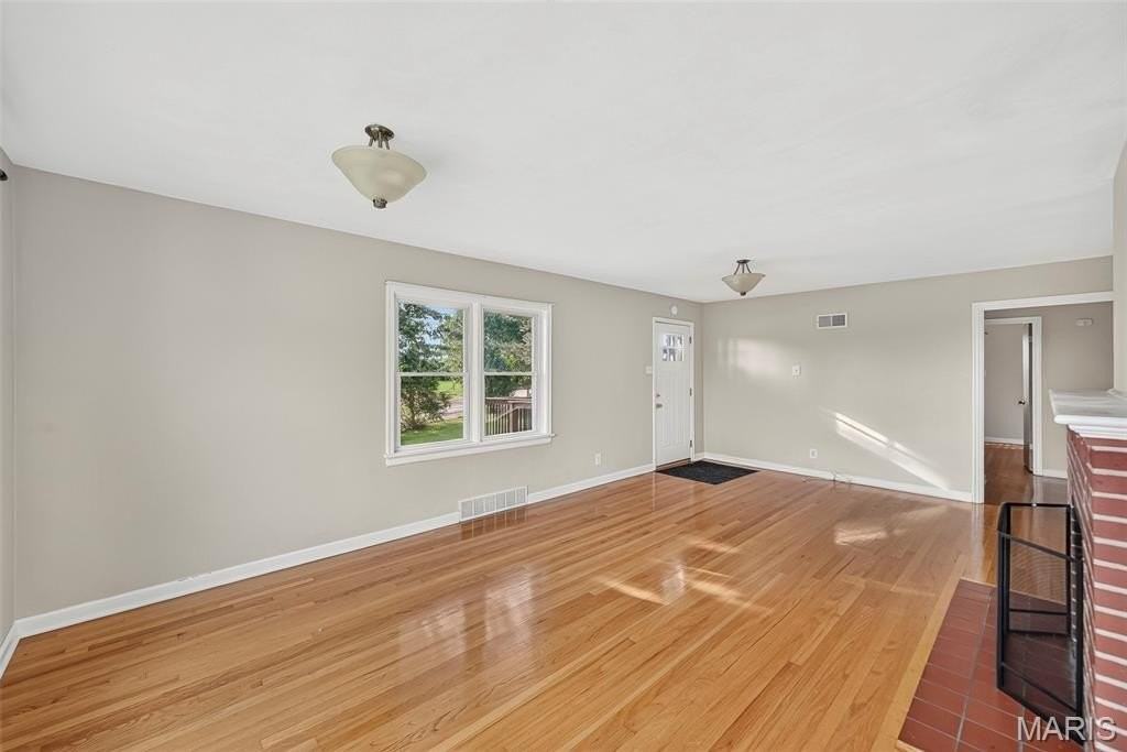 105 N Elm St - Photo 5 of 30