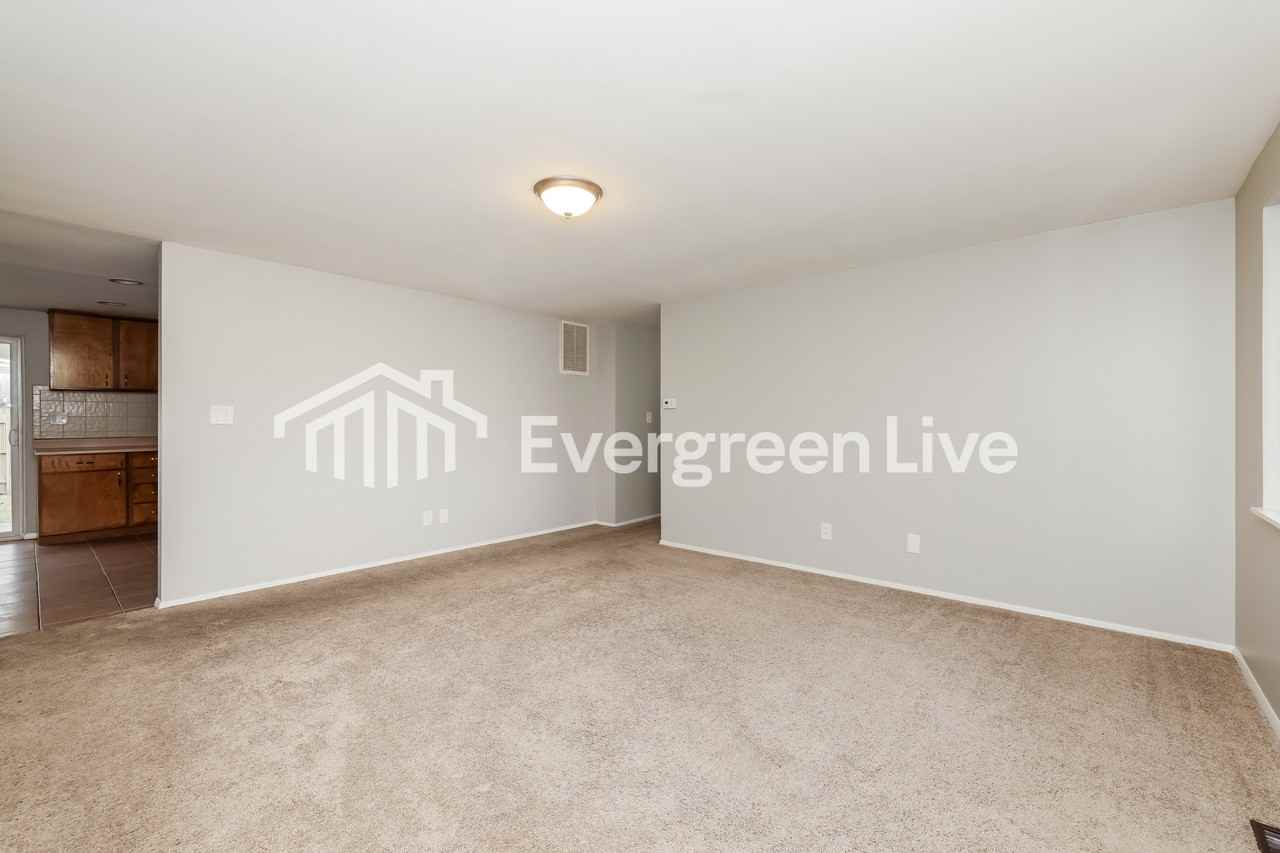 211 Silverstone Dr - Photo 3 of 15