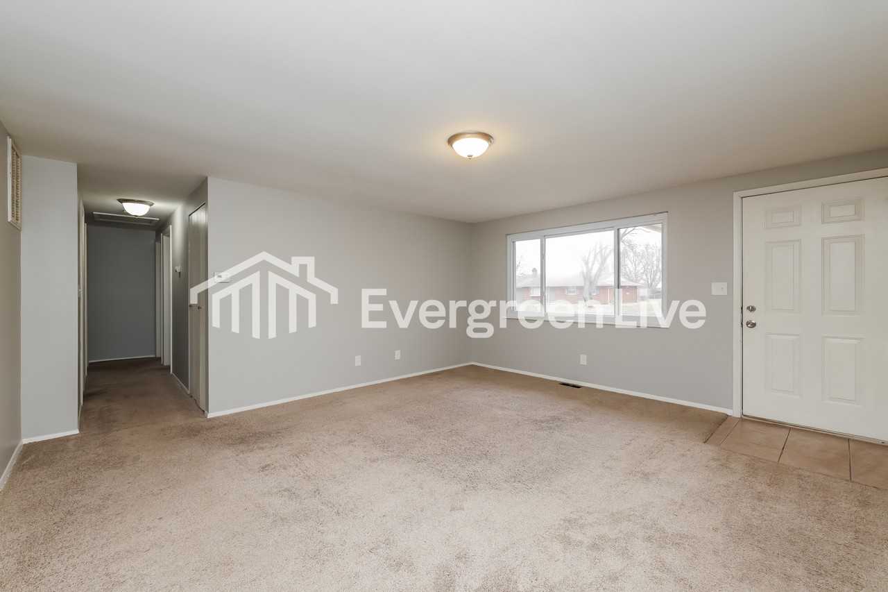 211 Silverstone Dr - Photo 4 of 15