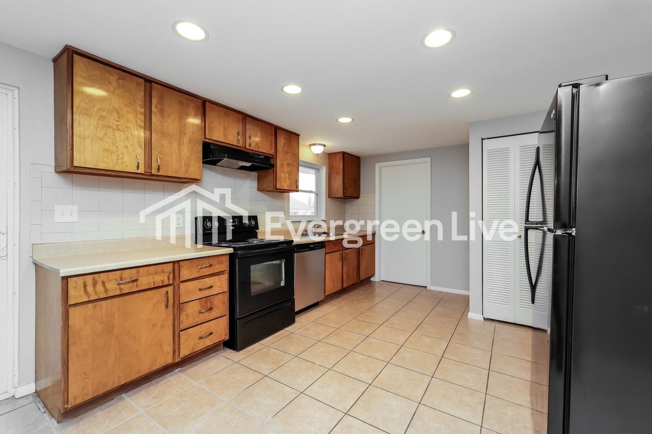 211 Silverstone Dr - Photo 6 of 15
