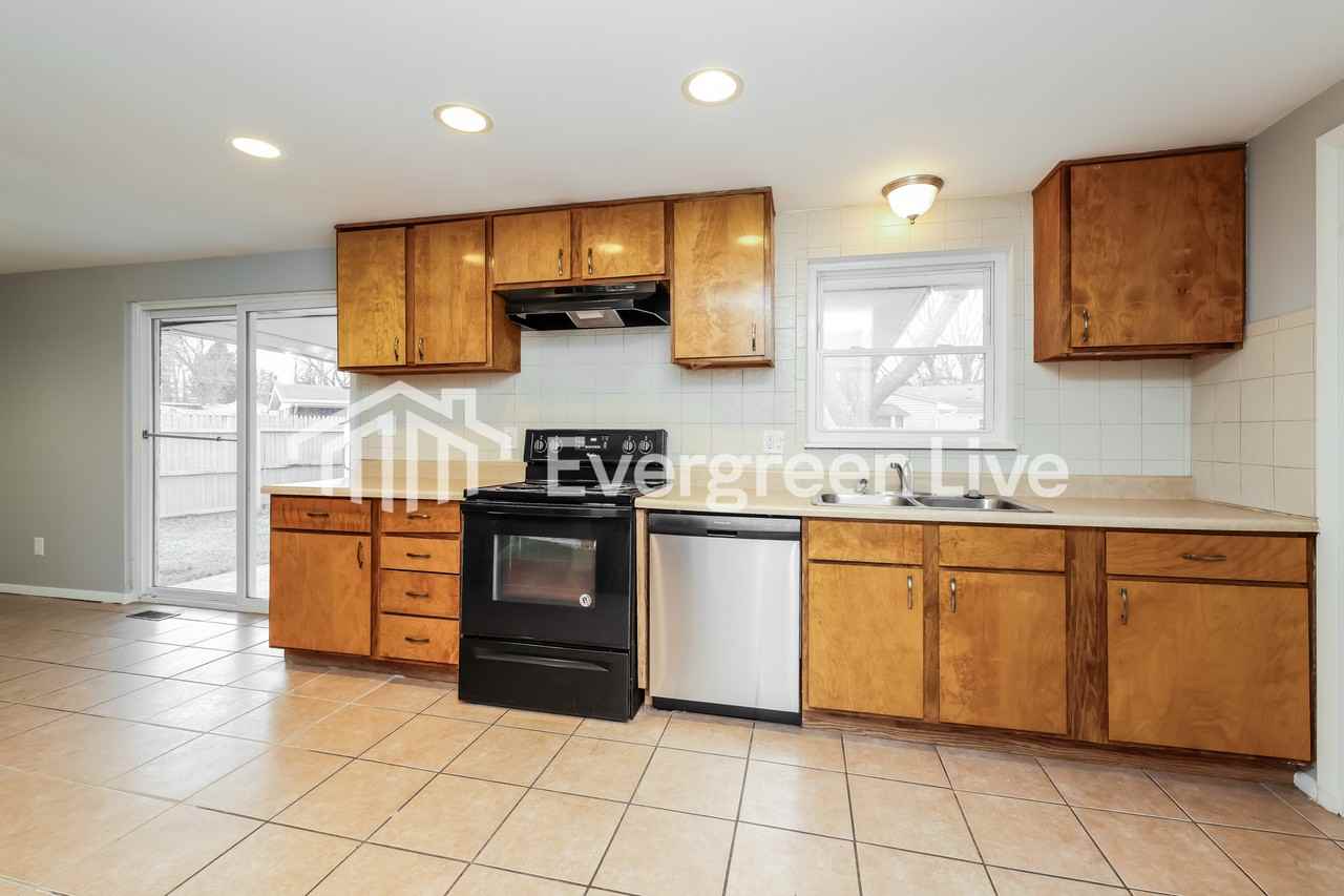 211 Silverstone Dr - Photo 7 of 15